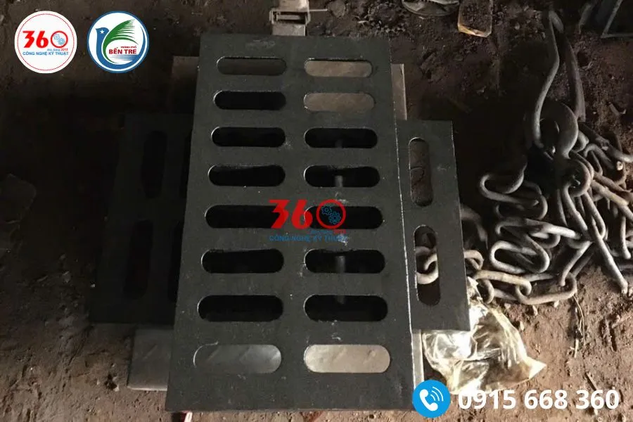 song chắn rác gang tại Bến Tre