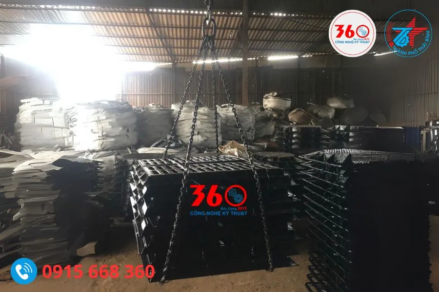Song chắn rác gang tại Thái Bình